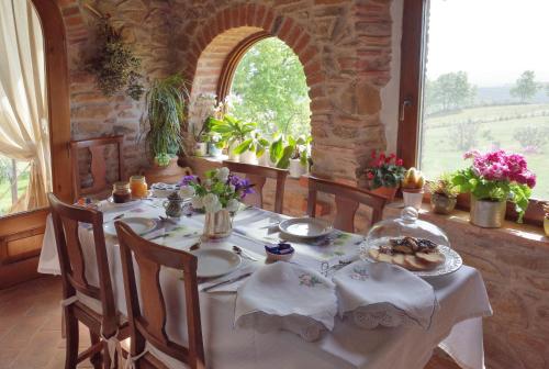 un comedor con una mesa con comida. en Casale Giacomini, en Manciano