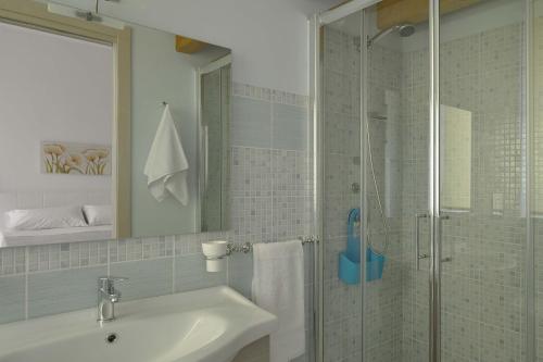 ポルト・エンペードクレにあるCavaliere Costaのバスルーム(洗面台、ガラス張りのシャワー付)