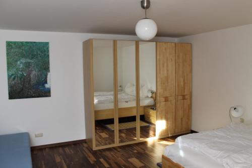 1 dormitorio con 1 cama y armario de madera en Familienappartement Ötscherbär, en Lackenhof