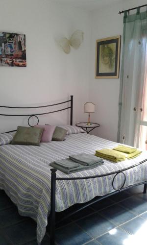 een slaapkamer met een bed met twee handdoeken erop bij La Villa in Marsiliana