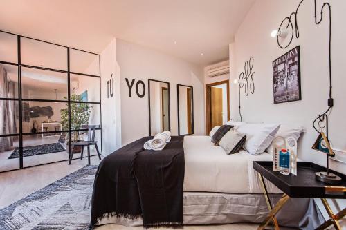 een slaapkamer met een bed en uitzicht op een balkon bij Sweet Inn - Pedrera Department 24 in Barcelona