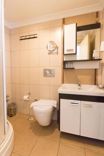 Bilik mandi di Hotel Dost