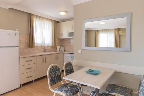 A kitchen or kitchenette at Hotel Dost
