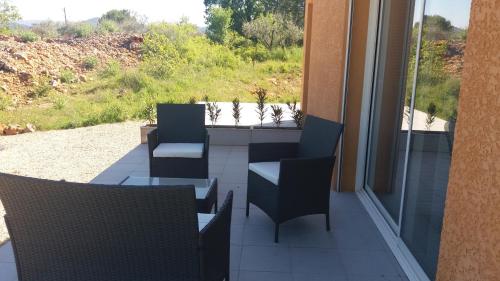 Balkoni atau teres di Chambres d'hôtes, B&B climatisées LA BORRELLIENNE