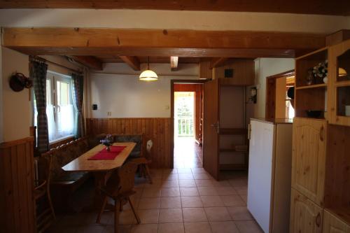 Il comprend une cuisine et une salle à manger avec une table et un réfrigérateur. dans l'établissement Chata Martina, à Bešeňová