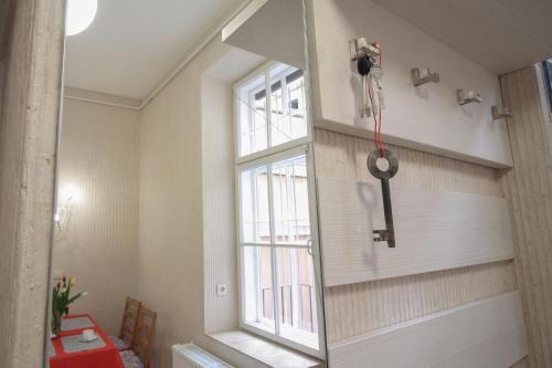 リヴィウにあるCathedral Apartmentの窓と壁に鏡が付いたバスルーム