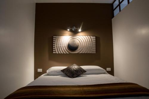 キトにあるHotel Casa Ecuatreasures Centro Historicoのベッドルーム1室(壁に絵が描かれたベッド1台付)