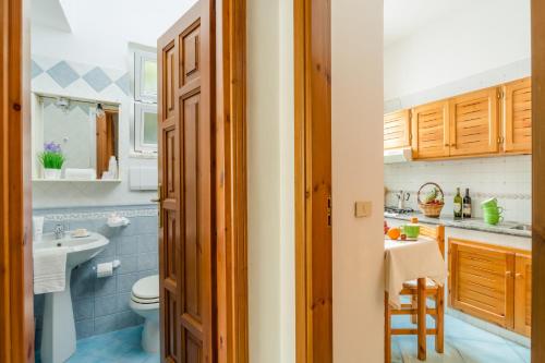 A bathroom at Appartamenti Baia di Citara