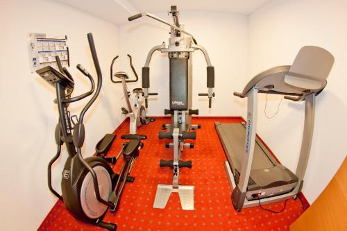 a room with a gym with exercise equipment at Haus Anemone in Serfaus