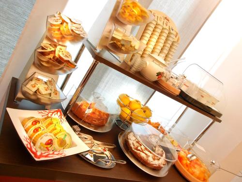 een tafel met veel verschillende soorten voedsel erop bij Hotel Garnì Corallo in Nago-Torbole