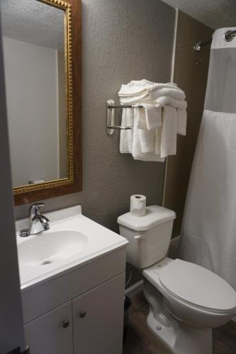 Kúpeľňa v ubytovaní Rodeway Inn