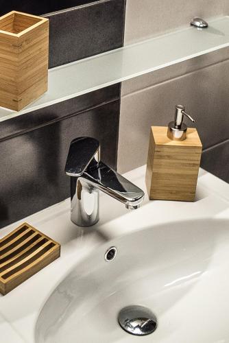 Ένα μπάνιο στο Apartamenty Opal