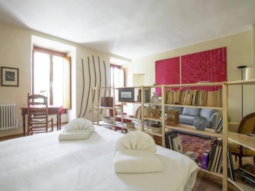 ローマにあるAl Portico 39 Apartmentの大型ベッド1台(白い枕2つ付)が備わる客室です。
