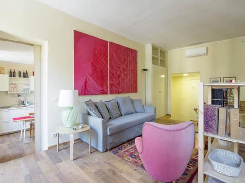 ローマにあるAl Portico 39 Apartmentのリビングルーム(ソファ、ピンクの椅子付)