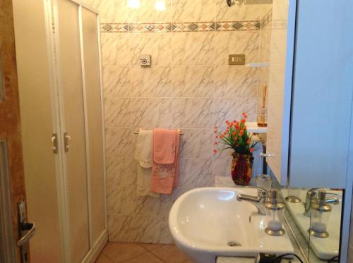 a bathroom with a sink and a shower at La Vecchia Quercia in Pergine Valdarno