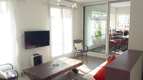 - un salon avec un canapé et une table dans l'établissement Le Phocéen Appartement Terrasse Plein centre, à Marseille