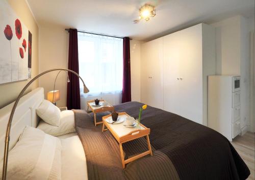 Hohen WieschendorfにあるWhite Breeze 201のベッドとソファ付きのホテルルーム