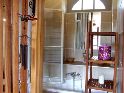 uma casa de banho com um chuveiro e uma banheira em O Bois Dormant- Studio Vue Rance River et viaduc de DINAN em Lanvallay