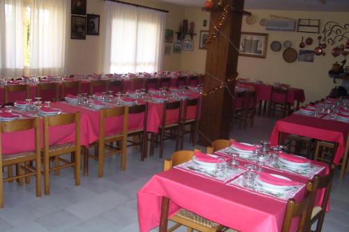 PadruにあるFumu Ludurru Farm Stayのピンクのテーブルクロスが敷かれたテーブルと椅子が備わる部屋