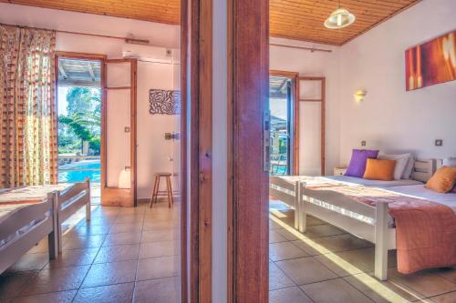 1 dormitorio con 1 cama y balcón en HYGGE Corfu, en Sidari