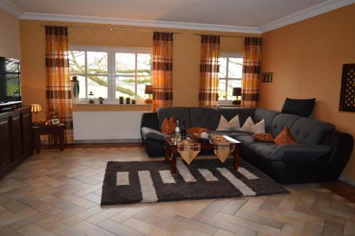 ein Wohnzimmer mit einem Sofa und einem Tisch in der Unterkunft Hotel Restaurant Gerwing-Wulf in Alstätte