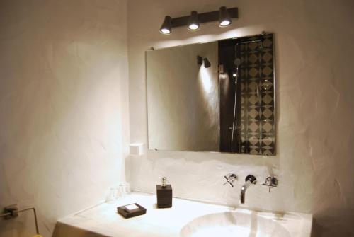 a bathroom with a sink and a mirror at Monte do Ravasco Country House in Estremoz