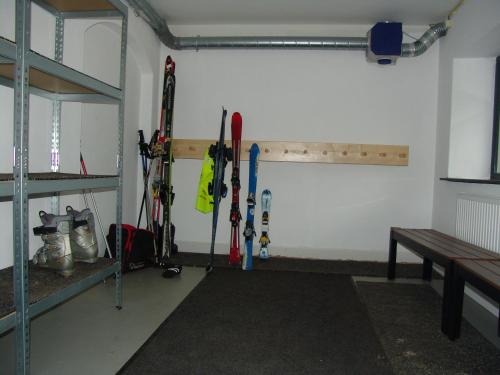 a room with a bunch of skis leaning against a wall at Brabander Alm in Biberwier