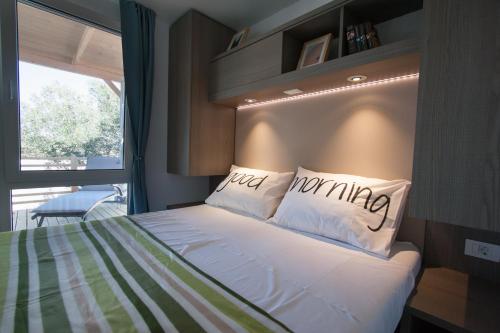 Postel nebo postele na pokoji v ubytování Adrijela Mobile Home