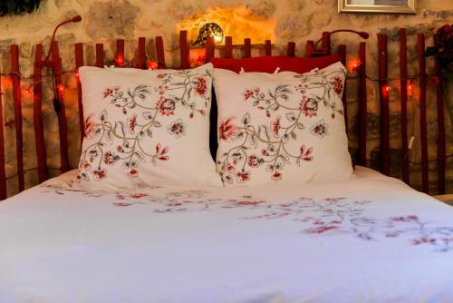 Un pat sau paturi într-o cameră la Le Duplex de Lapparan