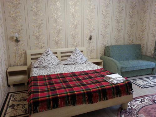 トラスコヴェッツにあるApartments on Shashkevycha, 16のベッドルーム1室(ベッド1台、青い椅子付)