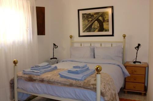ポルトにあるThe Yellow House 3のベッドルーム1室(青いタオル付きのベッド1台付)