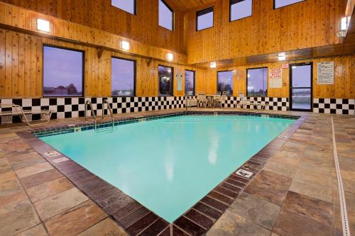 a large swimming pool in a large building at Super 8 by Wyndham Iowa Falls in Iowa Falls