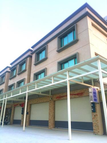 um edifício com duas portas de garagem em frente em CHONG Kam Bed and Breakfast em Magong