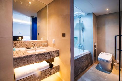 Gloucester Hotel Jeju tesisinde bir banyo