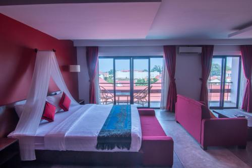 Postel nebo postele na pokoji v ubytování Mekong Angkor Palace Hotel