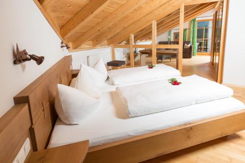 2 Betten mit weißen Kissen in einem Zimmer in der Unterkunft Hotel - Restaurant Forellenbach in Fischen im Allgäu