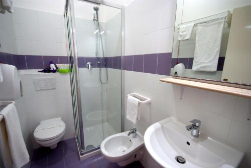 Koupelna v ubytování Albergo Dei 10 Colori