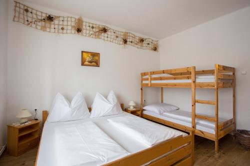 Poschodová posteľ alebo postele v izbe v ubytovaní Döre Vendégház
