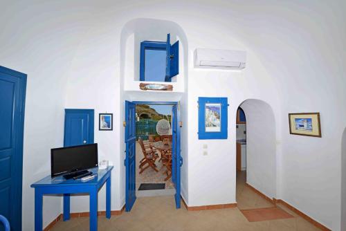 Éxo GoniáにあるKleo's Guesthouseのリビングルーム(青いテーブル、ドア付)