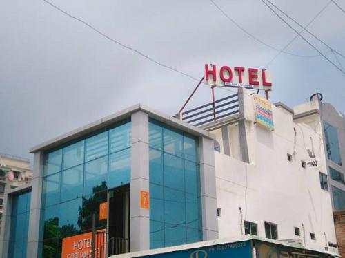 Hotel Gopi Palace في أحمد آباد: مبنى الفندق يوجد عليه لافته