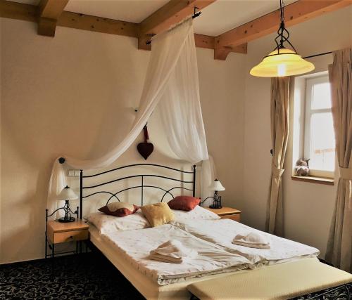 - une chambre avec un grand lit à baldaquin dans l'établissement Penzión Villa Mon Ami, à Nový Smokovec
