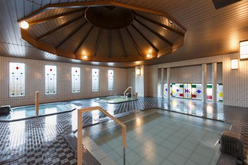 函館的住宿－函館海風旅館，一座大楼内带热水浴池的游泳池