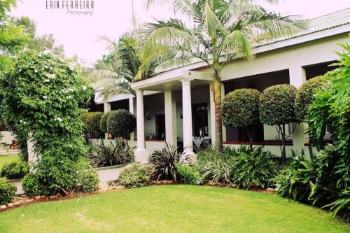 a house with a lawn in front of it at Ripple Hill Hotel in Patensie