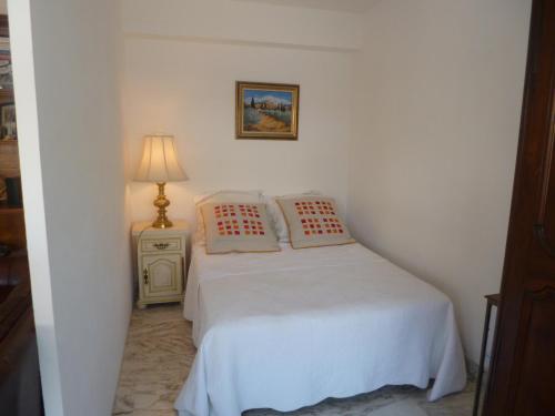 カンヌにあるRésidence Le Président - Forvilleの小さなベッドルーム(白いベッド1台、ランプ付)