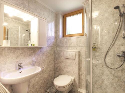 une salle de bain avec un lavabo, des toilettes et une douche dans l'établissement Apartments Mira, à Bled