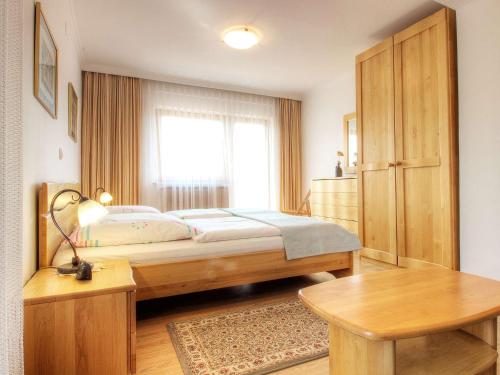 une chambre avec un grand lit et une fenêtre dans l'établissement Apartments Mira, à Bled