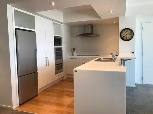 Кухня или мини-кухня в Picton Waterfront Oxley's Luxury Apartment
