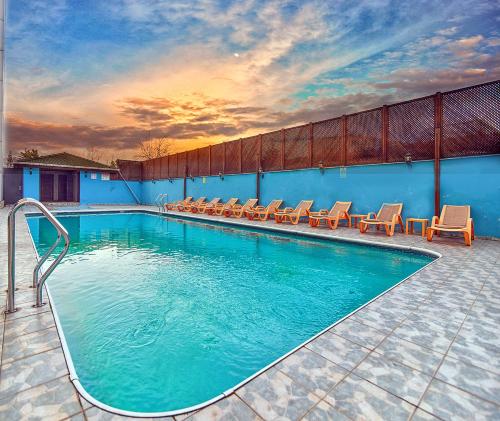 a large swimming pool with chairs at Saylamlar Hotel in Trabzon