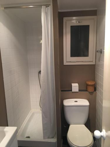 リョレート・デ・マルにあるRemoのバスルーム(白いトイレ、シャワー付)