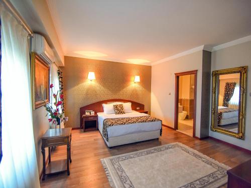 Ένα ή περισσότερα κρεβάτια σε δωμάτιο στο Saylamlar Hotel